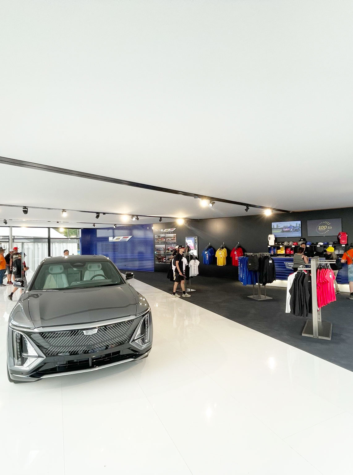 Fahrzeugpräsentation mit Merchandise