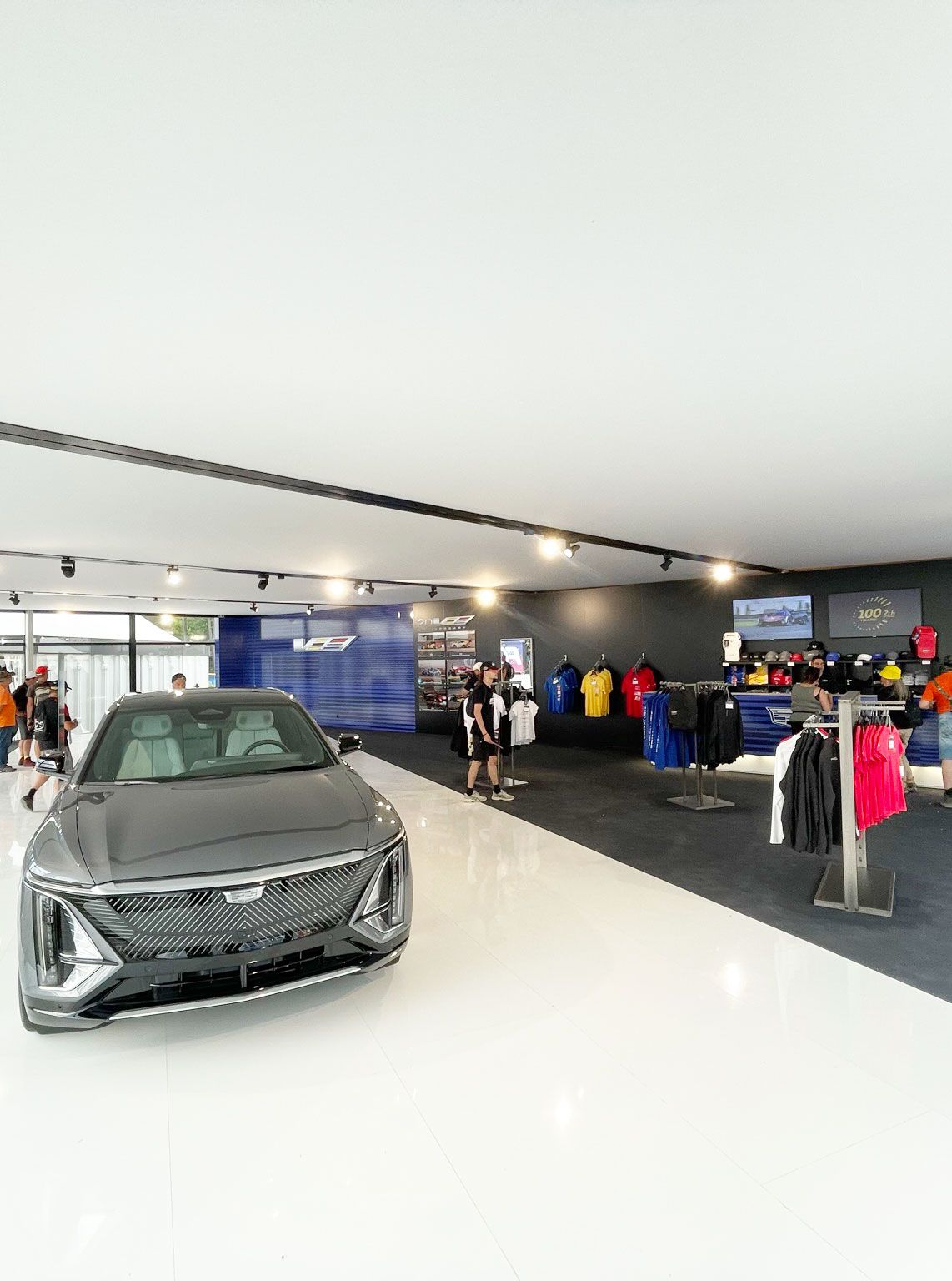 Fahrzeugpräsentation mit Merchandise